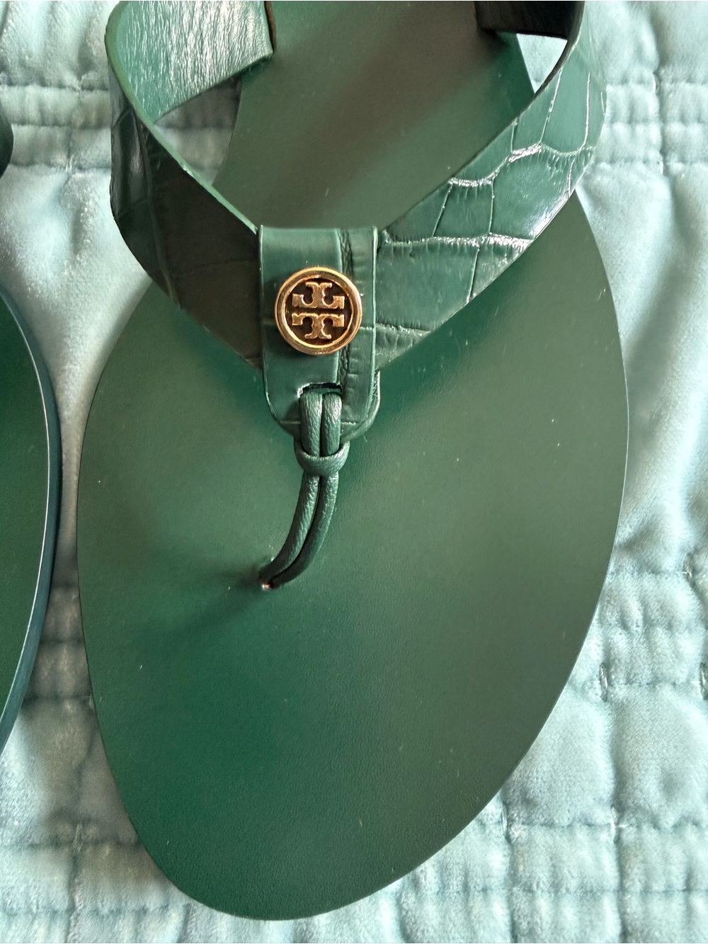 Tory Burch Emerald Green Croc Embossed Leather Thong Sandals Gold Logo size 9
